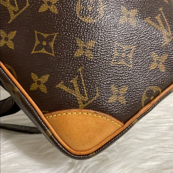 Louis Vuitton Danube Crossbody - Picture 5 of 16